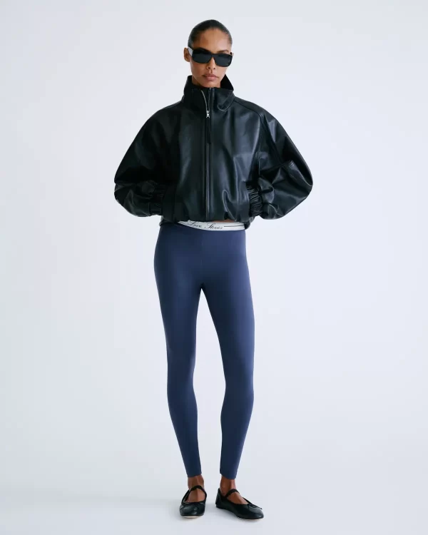 Love Stories John Sporty Leggings met aansluitende pasvorm, elastische taille en stirrup detail onder de voet.