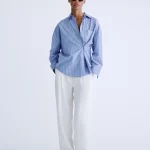 Love Stories Hillary Stripe Blouse met streepdessin en relaxte pasvorm, stijlvolle dames blouse voor een effortless look.