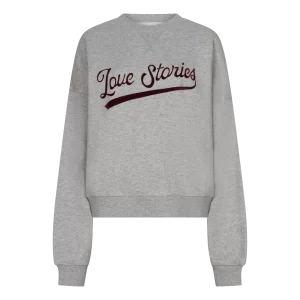 Love Stories Sloane L267312693 in grijs, dames trui met relaxte homewear uitstraling met bordeaux opdruk.
