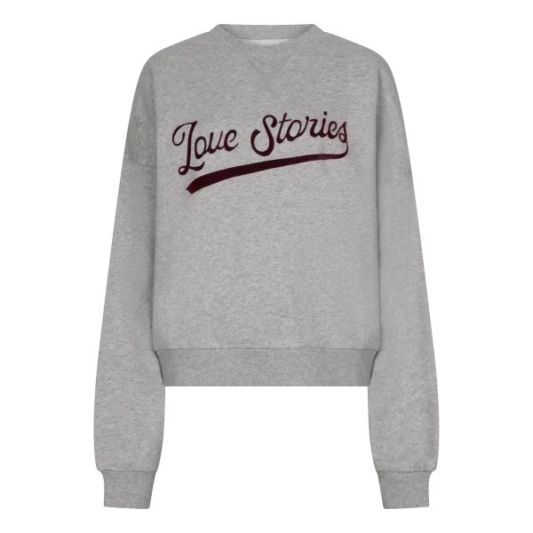 Love Stories Sloane L267312693 in grijs, dames trui met relaxte homewear uitstraling met bordeaux opdruk.