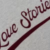 Love Stories Sloane L267312693 in grijs, dames trui met relaxte homewear uitstraling met bordeaux opdruk.
