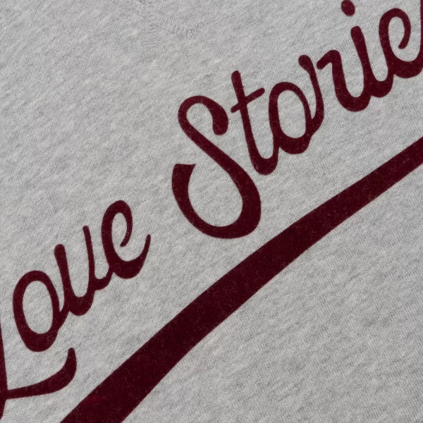 Love Stories Sloane L267312693 in grijs, dames trui met relaxte homewear uitstraling met bordeaux opdruk.