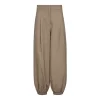 Co’Couture OpheliaCC Balloon Pant 500076 in Mink, katoenen damesbroek met volumineuze balloon fit en taps toelopende pijpen.