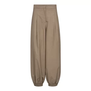Co’Couture OpheliaCC Balloon Pant 500076 in Mink, katoenen damesbroek met volumineuze balloon fit en taps toelopende pijpen.