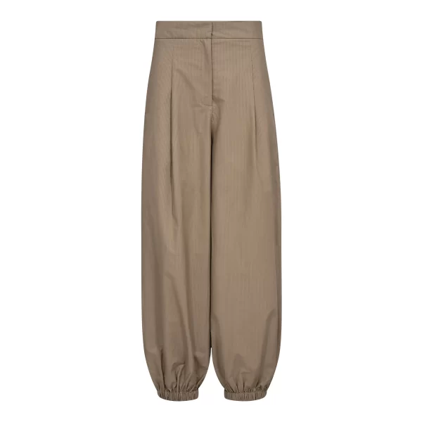 Co’Couture OpheliaCC Balloon Pant 500076 in Mink, katoenen damesbroek met volumineuze balloon fit en taps toelopende pijpen.