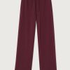 American-Vintage-Jogging-Atubay-Bordeaux-ATU05BH26LIED American Vintage Atubay wide-leg broek in Lie de Vin, bordeaux dames sweatpants met elastische taille en relaxte pasvorm.