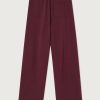 American-Vintage-Jogging-Atubay-Bordeaux-ATU05BH26LIED American Vintage Atubay wide-leg broek in Lie de Vin, bordeaux dames sweatpants met elastische taille en relaxte pasvorm.