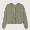 American Vintage Vitow vest in Kaki Multichine, kort fluffy dames vest van alpaca en wol met ronde hals en knoopsluiting.