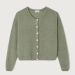 American Vintage Vitow vest in Kaki Multichine, kort fluffy dames vest van alpaca en wol met ronde hals en knoopsluiting.