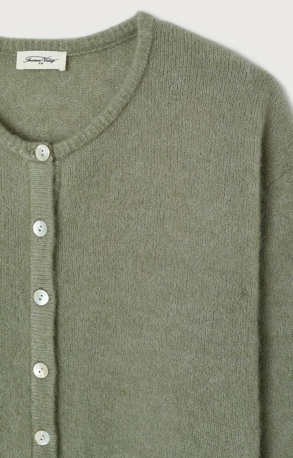 American Vintage Vitow vest in Kaki Multichine, kort fluffy dames vest van alpaca en wol met ronde hals en knoopsluiting.