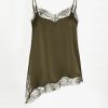 Dante6 Dawna Bold Satin Lace Camisole in Moss Olive, olijfgroene satijnen damestop met kanten V-hals, verstelbare schouderbandjes en asymmetrische zoom met zijsplit.