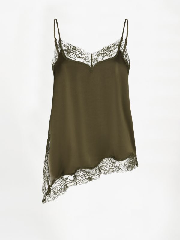 Dante6 Dawna Bold Satin Lace Camisole in Moss Olive, olijfgroene satijnen damestop met kanten V-hals, verstelbare schouderbandjes en asymmetrische zoom met zijsplit.