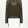 Dante6-Sonia-Boho-Sleeve-Detail-Blouse-Moss-Olive-263193_3895_D1_553 Dante6 Sonia Boho Sleeve Detail Blouse in Moss Olive, olijfgroene transparante chiffon damesblouse met geplooide strikkraag en lange volumineuze mouwen met knoopdetails.