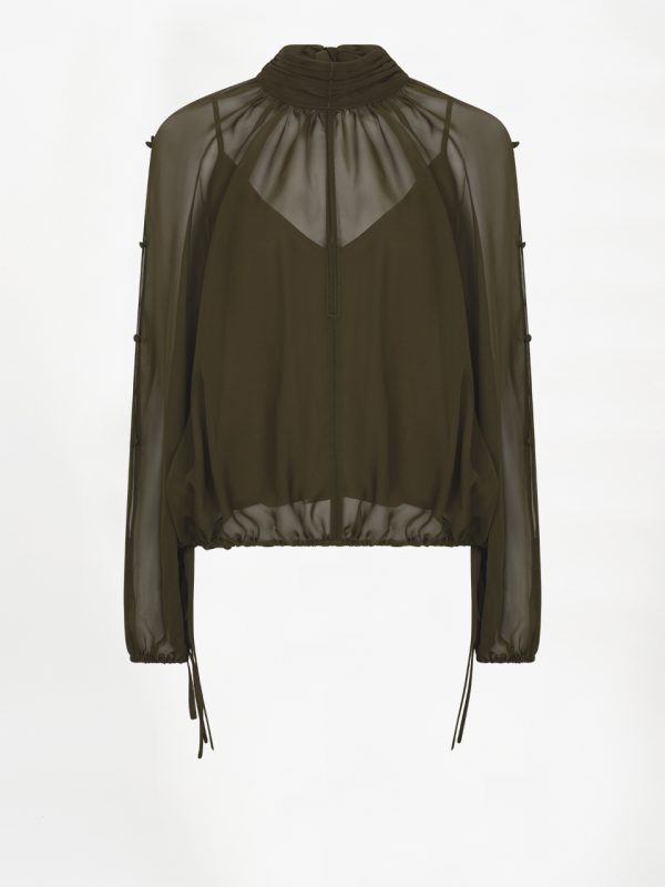 Dante6-Sonia-Boho-Sleeve-Detail-Blouse-Moss-Olive-263193_3895_D1_553 Dante6 Sonia Boho Sleeve Detail Blouse in Moss Olive, olijfgroene transparante chiffon damesblouse met geplooide strikkraag en lange volumineuze mouwen met knoopdetails.