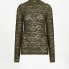 Dante6 Irony Lace Turtle Neck Top in Moss Olive, olijfgroene semi-transparante kanten damescoltop met 3D-bloemenpatroon, lange mouwen en aansluitende pasvorm.