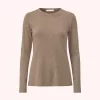 by-bar Moky LS Top 26411104-730 in Biscuit, beige dames longsleeve met aansluitende pasvorm, ronde hals en lange mouwen.