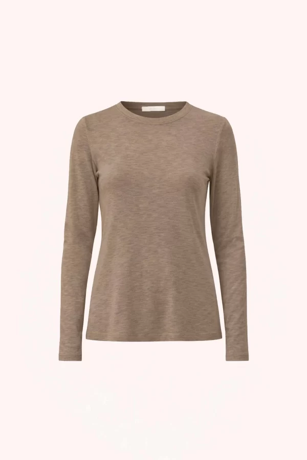 by-bar Moky LS Top 26411104-730 in Biscuit, beige dames longsleeve met aansluitende pasvorm, ronde hals en lange mouwen.