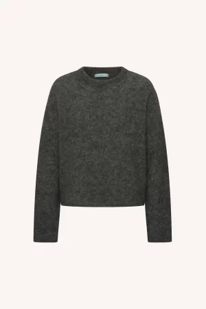 by-bar Vasile Pullover 26415001-1725 in Moss Brown, groenbruine fluffy damestrui van alpaca en mohair met ronde hals en losse pasvorm.