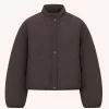 by-bar Bodie Bomber Jacket 26419005-1723 in Espresso, donkerbruin gewatteerd dames bomberjack met klassieke kraag, elastische zoom en rits- en knoopsluiting.