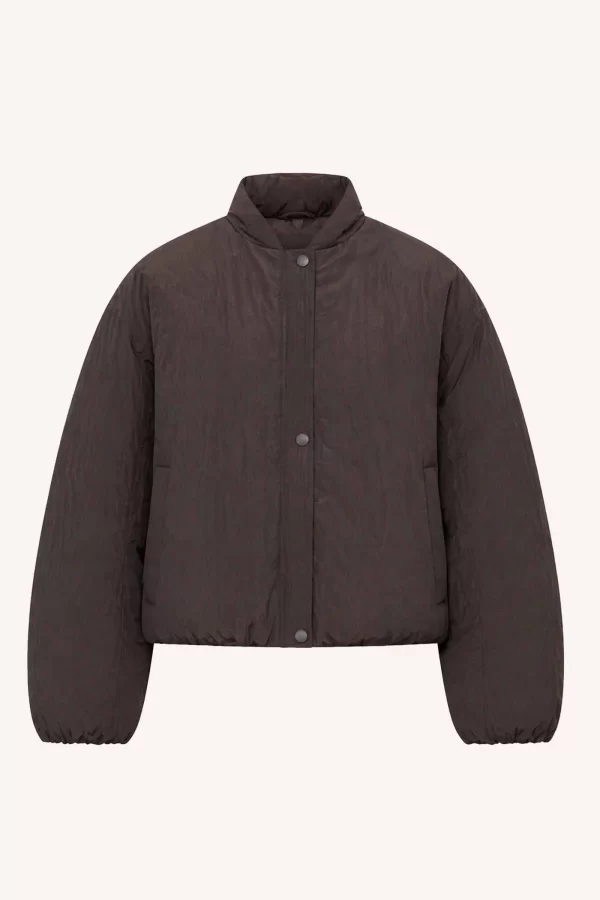 by-bar Bodie Bomber Jacket 26419005-1723 in Espresso, donkerbruin gewatteerd dames bomberjack met klassieke kraag, elastische zoom en rits- en knoopsluiting.
