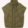 by-bar Franky Sleeveless Jacket 26419007-415 in Olive, olijfgroene oversized dames bodywarmer met V-vormige stiksels, hoge kraag en volumineuze schouders.