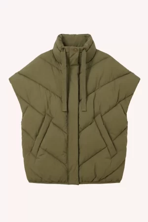 by-bar Franky Sleeveless Jacket 26419007-415 in Olive, olijfgroene oversized dames bodywarmer met V-vormige stiksels, hoge kraag en volumineuze schouders.