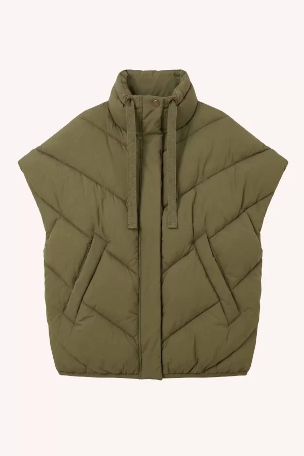 by-bar Franky Sleeveless Jacket 26419007-415 in Olive, olijfgroene oversized dames bodywarmer met V-vormige stiksels, hoge kraag en volumineuze schouders.