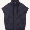 by-bar Franky Sleeveless Jacket 26419007-856 in Midnight, donkerblauwe oversized dames bodywarmer met V-vormige stiksels, hoge kraag en volumineuze schouders.