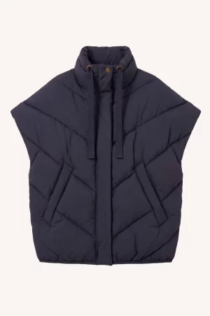 by-bar Franky Sleeveless Jacket 26419007-856 in Midnight, donkerblauwe oversized dames bodywarmer met V-vormige stiksels, hoge kraag en volumineuze schouders.