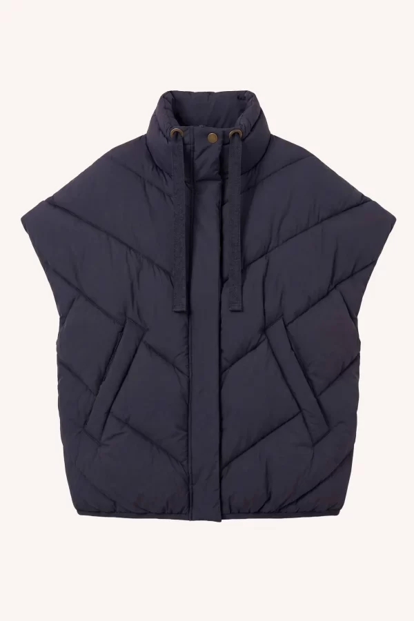 by-bar Franky Sleeveless Jacket 26419007-856 in Midnight, donkerblauwe oversized dames bodywarmer met V-vormige stiksels, hoge kraag en volumineuze schouders.