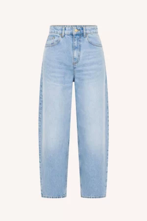 by-bar Baloe Jeans 26419310 in Light Denim, lichtblauwe damesjeans met barrel fit, normale taillehoogte en losvallende pijpen.