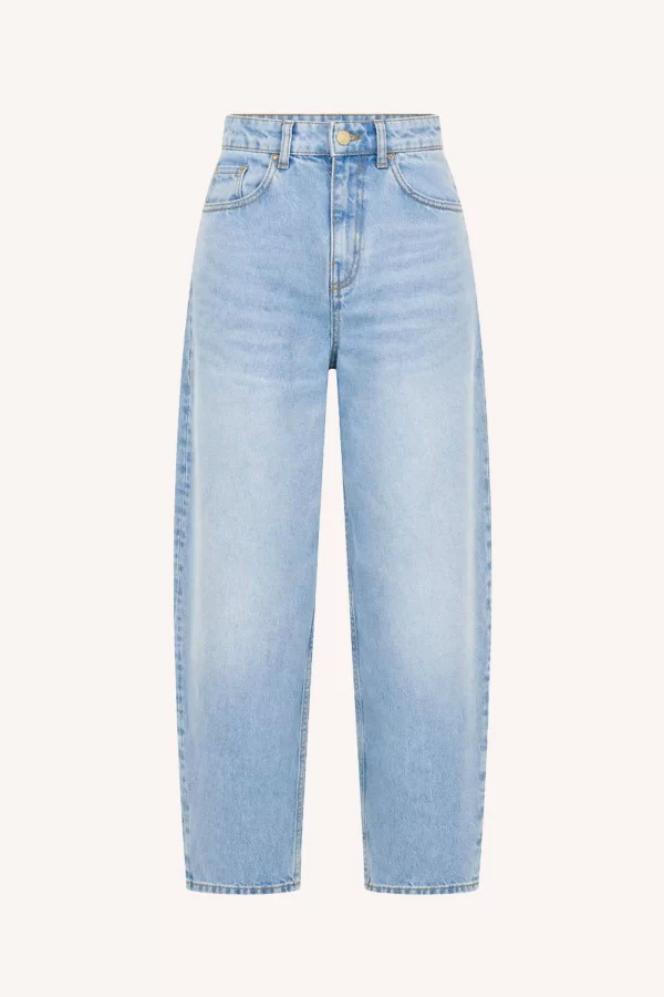 by-bar Baloe Jeans 26419310 in Light Denim, lichtblauwe damesjeans met barrel fit, normale taillehoogte en losvallende pijpen.