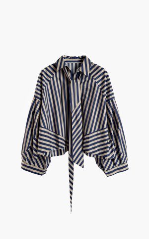 Aímée The Label OsloW6 Blouse in Blue Stripe, blauw gestreepte katoenen damesblouse met volumemouwen en afneembare strik.