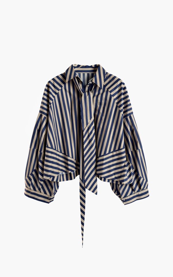 Aímée-The-Label-OsloW6-Blouse-Blue-Stripe Aímée The Label OsloW6 Blouse in Blue Stripe, blauw gestreepte katoenen damesblouse met volumemouwen en afneembare strik.