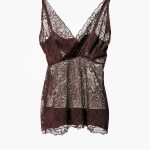 AÍMÉE THE LABEL VivianW6 Lace Top in Bordeaux, bordeaux dames top van kant met semi-transparante details en aangesloten pasvorm.