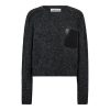 Haute L'Amitié Darcia Reverse Crop Pocket Knit HL10777 in Antracit Melange, cropped grijze damestrui met fluffy structuur en contrasterende borstpatch.