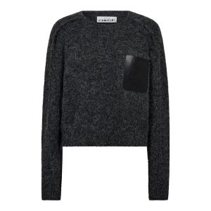 Haute L'Amitié Darcia Reverse Crop Pocket Knit HL10777 in Antracit Melange, cropped grijze damestrui met fluffy structuur en contrasterende borstpatch.