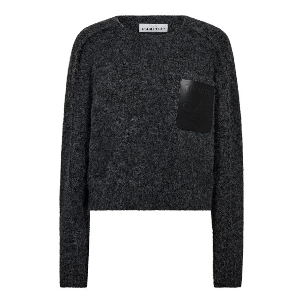 Haute L'Amitié Darcia Reverse Crop Pocket Knit HL10777 in Antracit Melange, cropped grijze damestrui met fluffy structuur en contrasterende borstpatch.