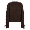 Haute-L-Amitie-HL10824-Trui-Duke-Tie-Knit-Mocca Haute L'Amitié Duke Tie Knit HL824, gebreide damestrui met ronde hals, lange mouwen en opvallende strikdetails.