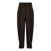 Haute L'Amitié Zeppe Pleat Tall Pants HL10864 in Mocca Melange, high-waist dames pantalon met plooien, barrel fit en knoopdetails bij de enkels.