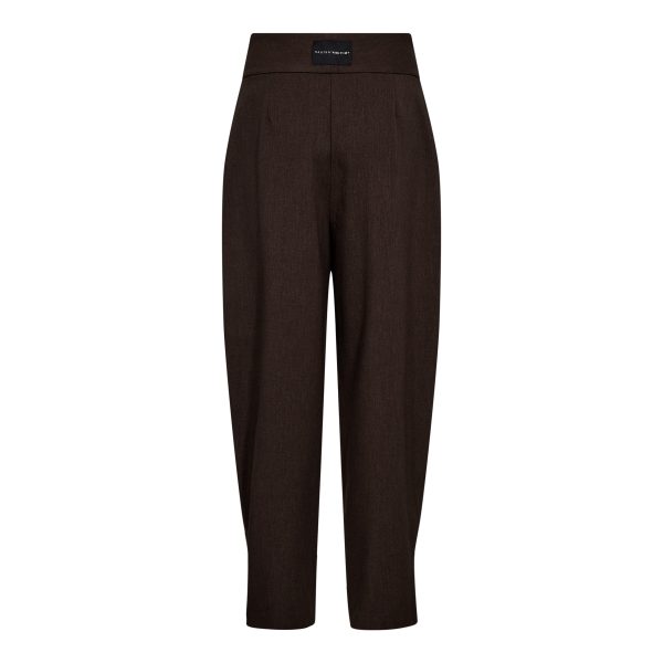 Haute L'Amitié Zeppe Pleat Tall Pants HL10864 in Mocca Melange, high-waist dames pantalon met plooien, barrel fit en knoopdetails bij de enkels.