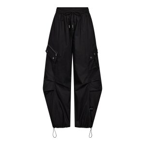 Haute L'Amitié Air Zip Tall Pant HL11086 in Black, zwarte lange dames cargobroek met barrel fit, grote cargozakken, ritsdetails en verstelbare pijpen.