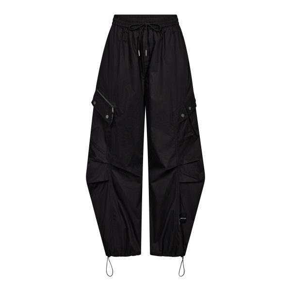 Haute L'Amitié Air Zip Tall Pant HL11086 in Black, zwarte lange dames cargobroek met barrel fit, grote cargozakken, ritsdetails en verstelbare pijpen.