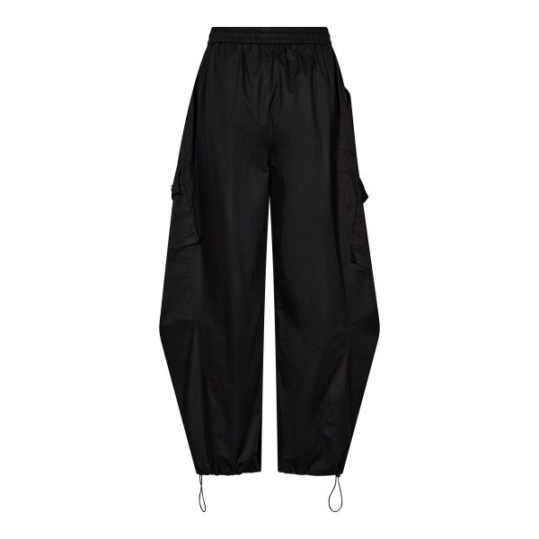 Haute L'Amitié Air Zip Tall Pant HL11086 in Black, zwarte lange dames cargobroek met barrel fit, grote cargozakken, ritsdetails en verstelbare pijpen.