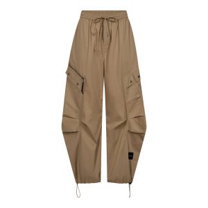 Haute L'Amitié Air Zip Pant HL11033 in kaki, oversized dames cargobroek met grote zakken, ritsdetails en verstelbare pijpen.