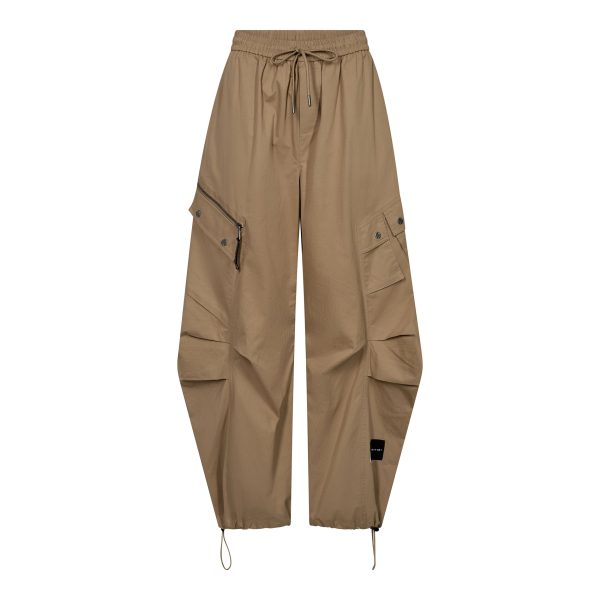 Haute-L-Amitié-Air-Zip-Pant-Kaki-Walnut-HL11033_Walnut-1 Haute L'Amitié Air Zip Pant HL11033 in kaki, oversized dames cargobroek met grote zakken, ritsdetails en verstelbare pijpen.
