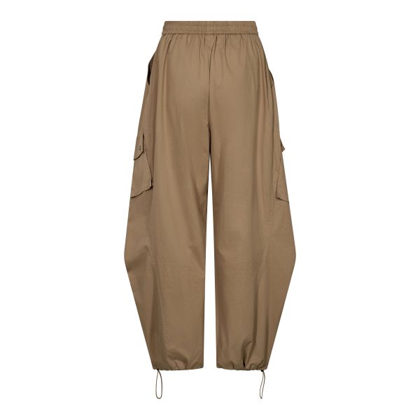 Haute-L-Amitié-Air-Zip-Pant-Kaki-Walnut-HL11033_Walnut-1 Haute L'Amitié Air Zip Pant HL11033 in kaki, oversized dames cargobroek met grote zakken, ritsdetails en verstelbare pijpen.