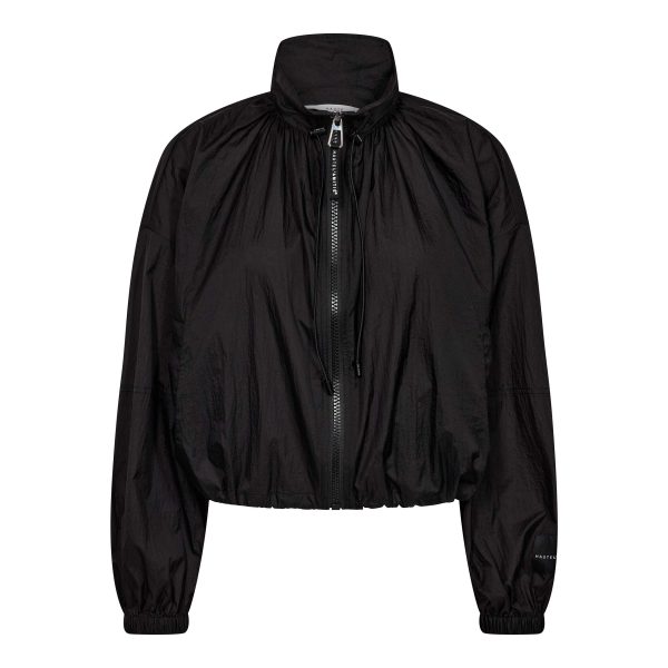 Haute L'Amitié Iron Paper Jacket HL11038 in Black, lichtgewicht zwart damesjack met loose fit, hoge kraag en ritssluiting.