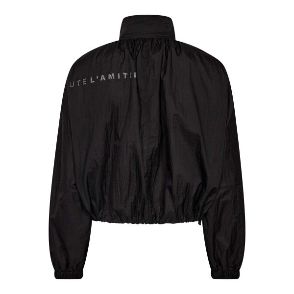 Haute L'Amitié Iron Paper Jacket HL11038 in Black, lichtgewicht zwart damesjack met loose fit, hoge kraag en ritssluiting.