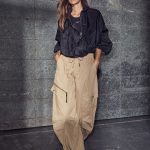 Haute L'Amitié Iron Paper Jacket HL11038 in Black, lichtgewicht zwart damesjack met loose fit, hoge kraag en ritssluiting.